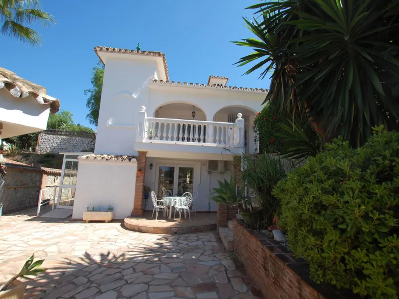 A large villa  in a quiet cul de sac in the Urbanisation of Campo Mijas with a large walled and gated garden with ample parking space for 3 or 4 cars . The property is entered via a gated entrance way to the large parking area with easy access to  the hou