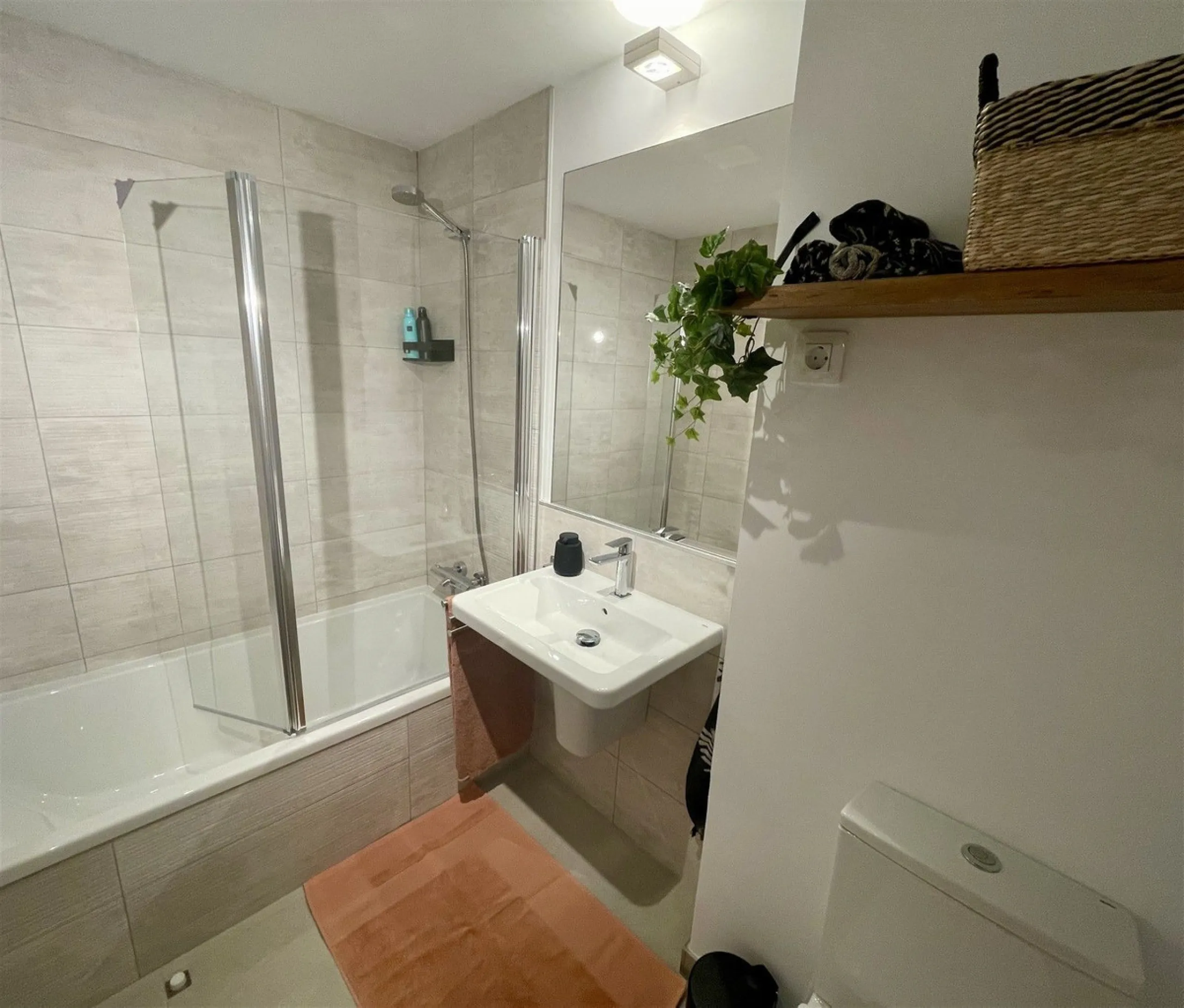 Beautiful 2 Bedroom elevated ground floor apartment with spacious terrace and sea views.