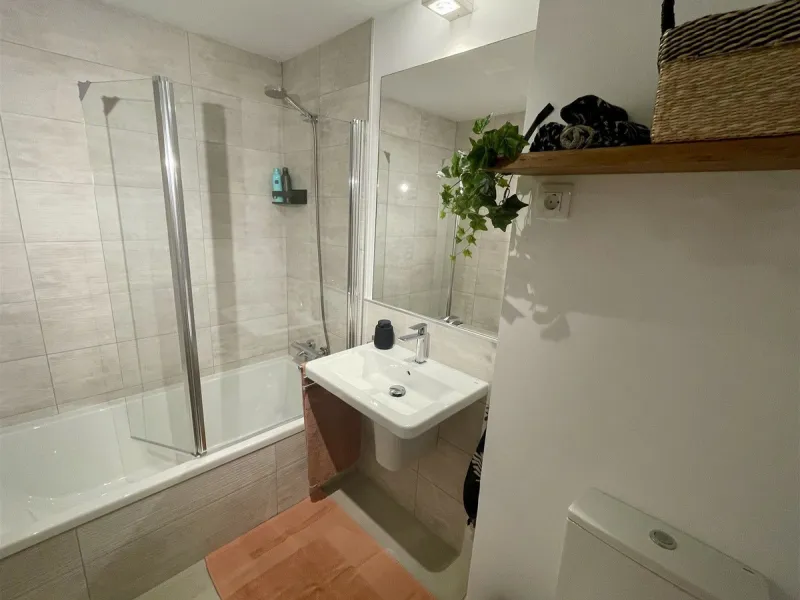 Beautiful 2 Bedroom elevated ground floor apartment with spacious terrace and sea views.