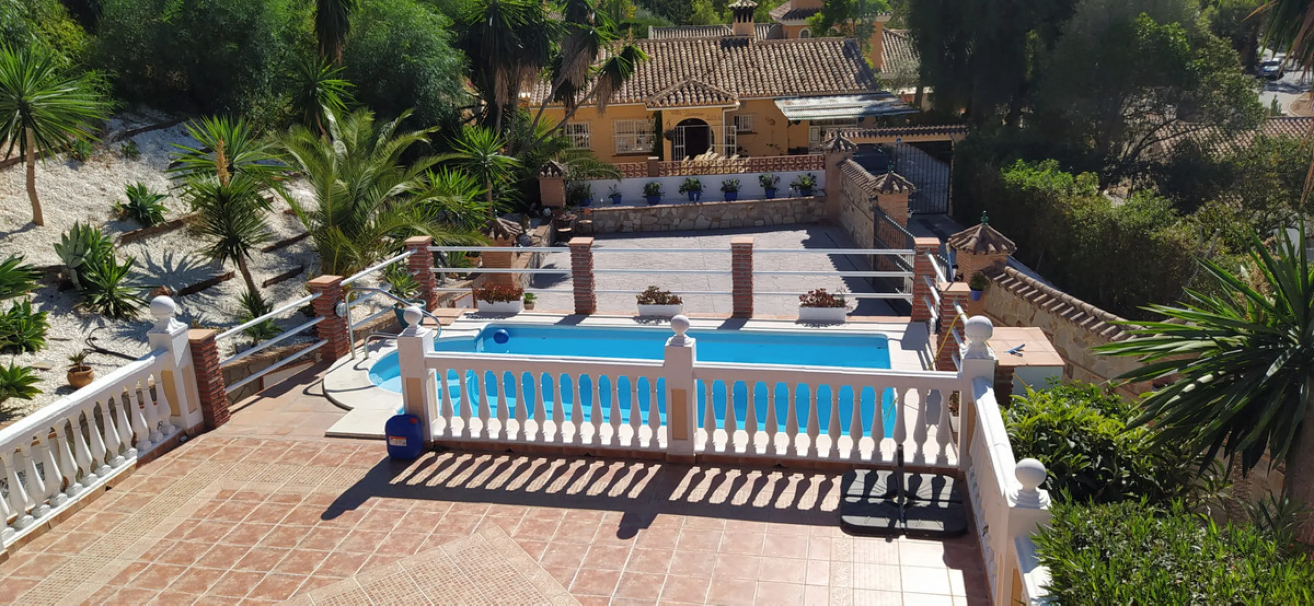 A large villa  in a quiet cul de sac in the Urbanisation of Campo Mijas with a large walled and gated garden with ample parking space for 3 or 4 cars . The property is entered via a gated entrance way to the large parking area with easy access to  the hou
