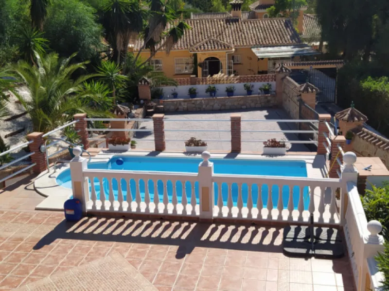 A large villa  in a quiet cul de sac in the Urbanisation of Campo Mijas with a large walled and gated garden with ample parking space for 3 or 4 cars . The property is entered via a gated entrance way to the large parking area with easy access to  the hou