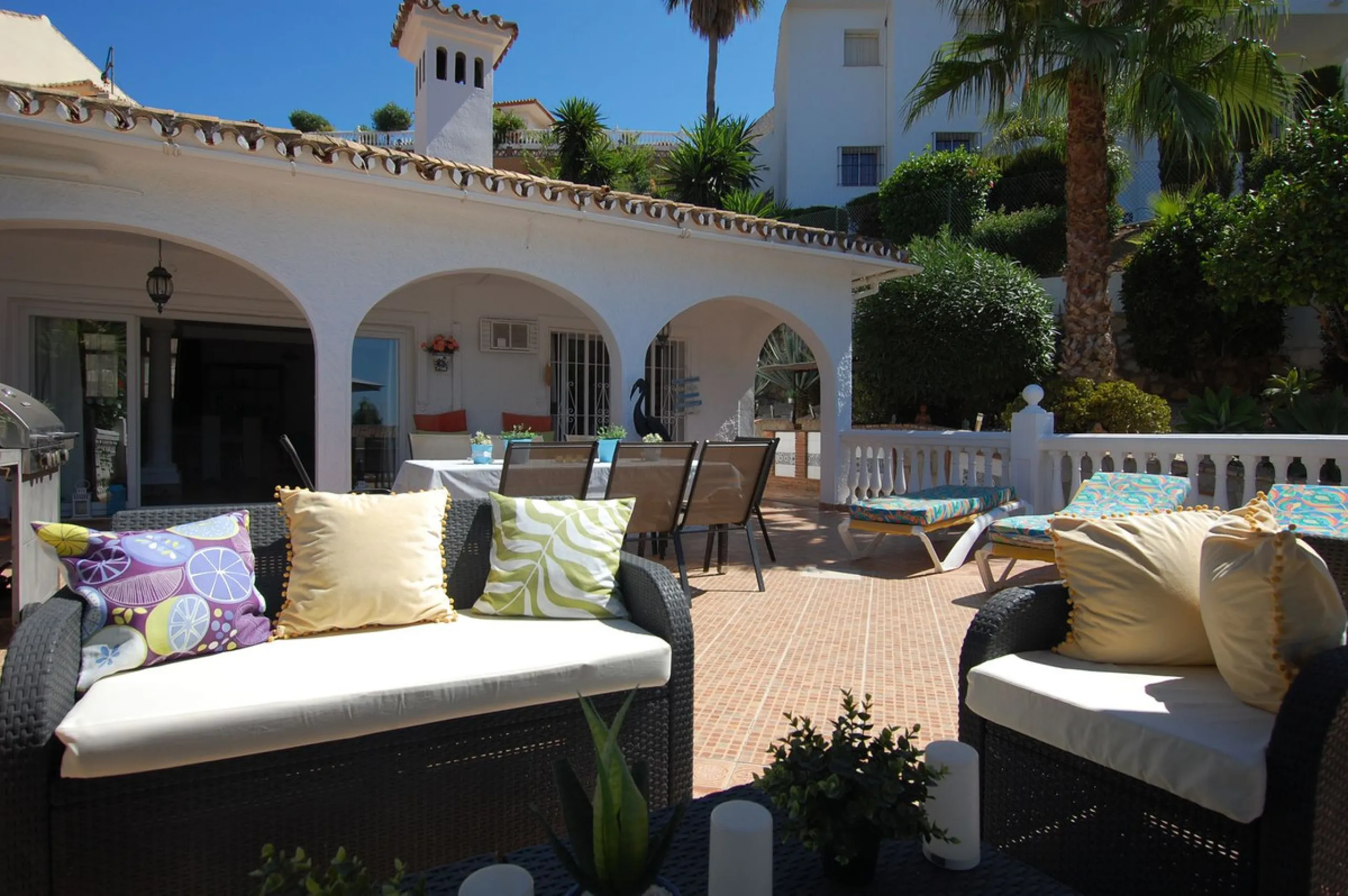 A large villa  in a quiet cul de sac in the Urbanisation of Campo Mijas with a large walled and gated garden with ample parking space for 3 or 4 cars . The property is entered via a gated entrance way to the large parking area with easy access to  the hou