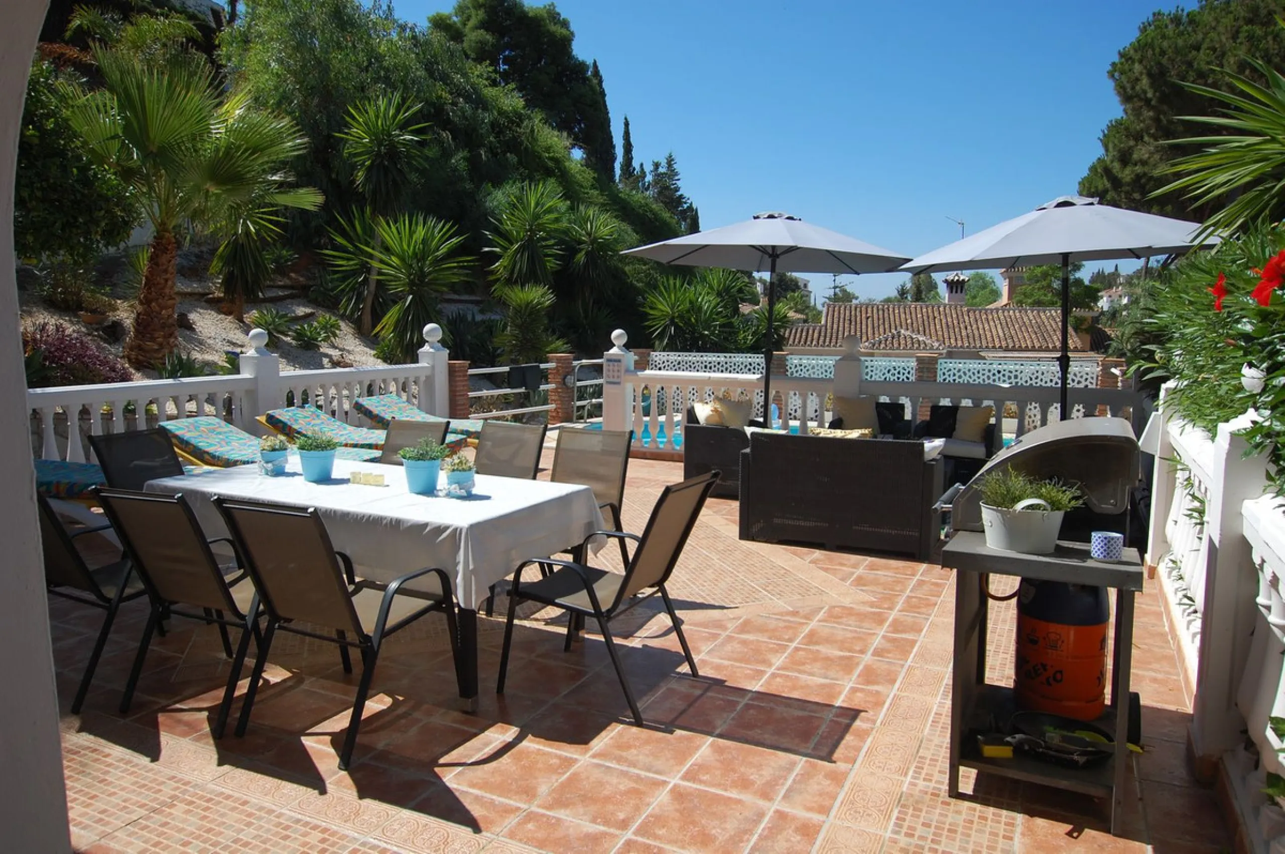 A large villa  in a quiet cul de sac in the Urbanisation of Campo Mijas with a large walled and gated garden with ample parking space for 3 or 4 cars . The property is entered via a gated entrance way to the large parking area with easy access to  the hou