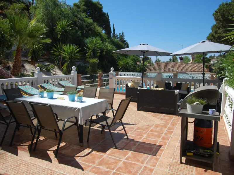 A large villa  in a quiet cul de sac in the Urbanisation of Campo Mijas with a large walled and gated garden with ample parking space for 3 or 4 cars . The property is entered via a gated entrance way to the large parking area with easy access to  the hou