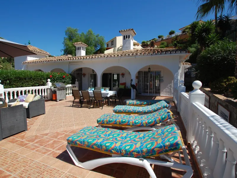 A large villa  in a quiet cul de sac in the Urbanisation of Campo Mijas with a large walled and gated garden with ample parking space for 3 or 4 cars . The property is entered via a gated entrance way to the large parking area with easy access to  the hou
