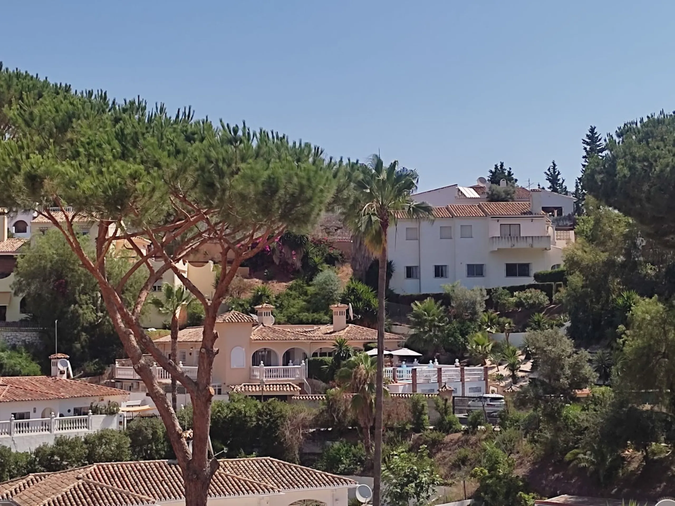 A large villa  in a quiet cul de sac in the Urbanisation of Campo Mijas with a large walled and gated garden with ample parking space for 3 or 4 cars . The property is entered via a gated entrance way to the large parking area with easy access to  the hou
