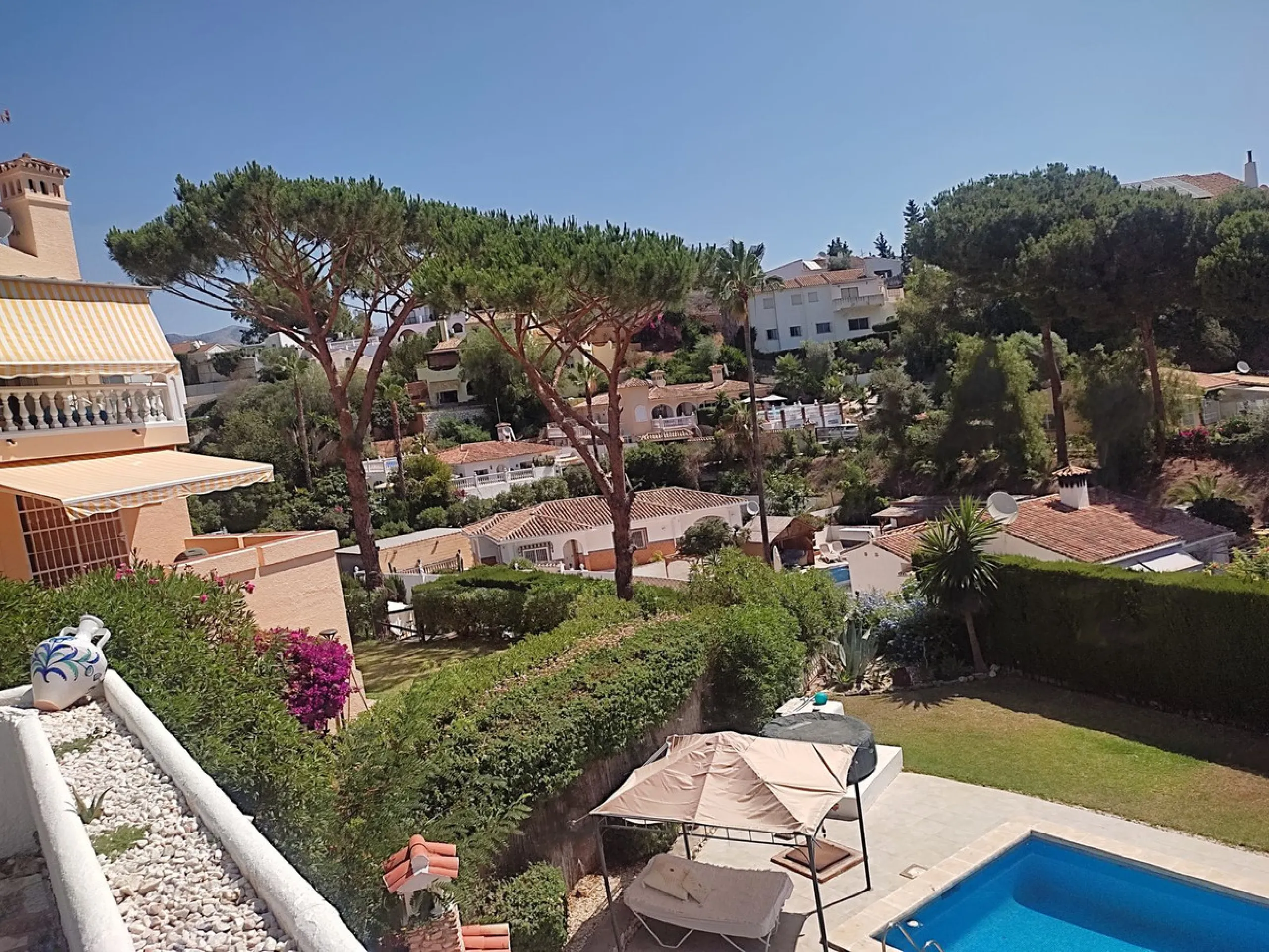 A large villa  in a quiet cul de sac in the Urbanisation of Campo Mijas with a large walled and gated garden with ample parking space for 3 or 4 cars . The property is entered via a gated entrance way to the large parking area with easy access to  the hou
