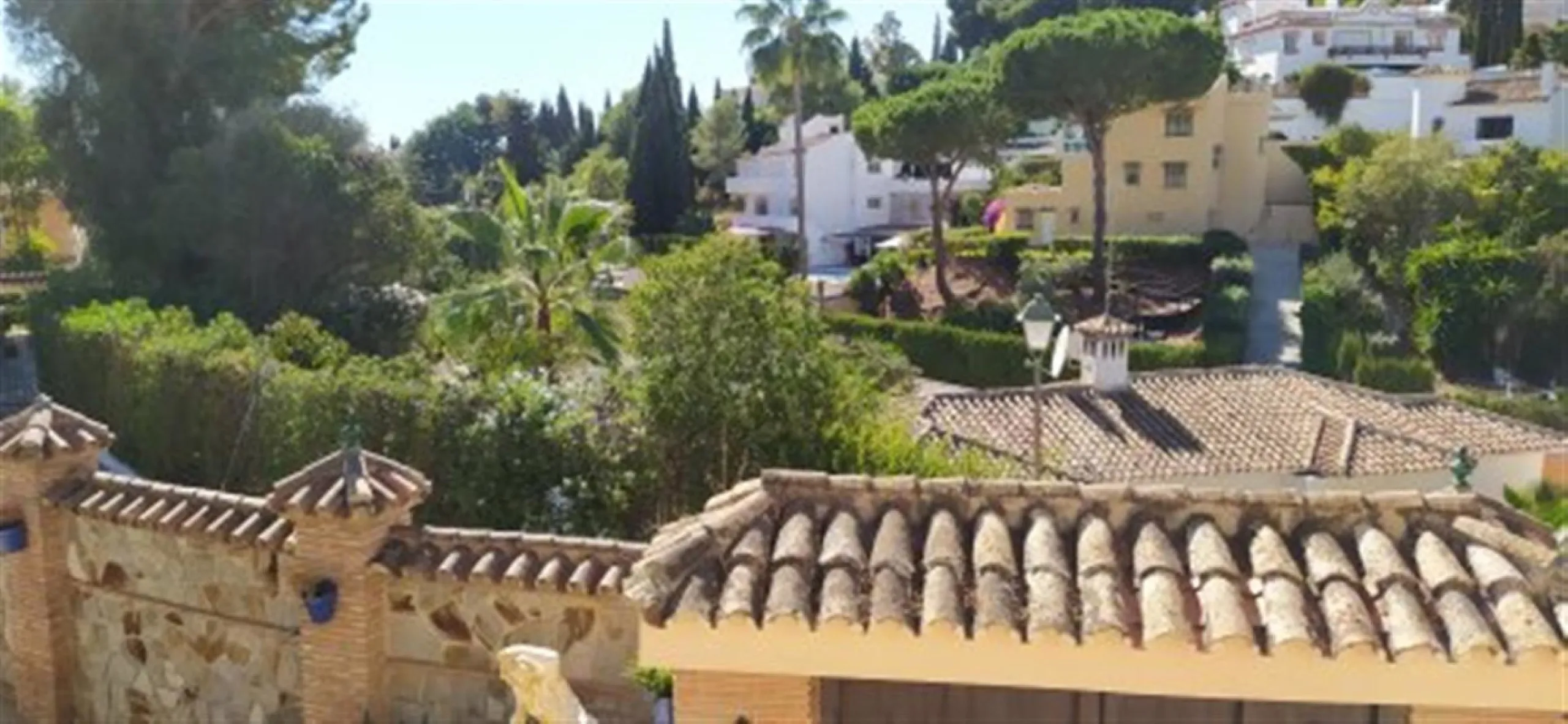 A large villa  in a quiet cul de sac in the Urbanisation of Campo Mijas with a large walled and gated garden with ample parking space for 3 or 4 cars . The property is entered via a gated entrance way to the large parking area with easy access to  the hou