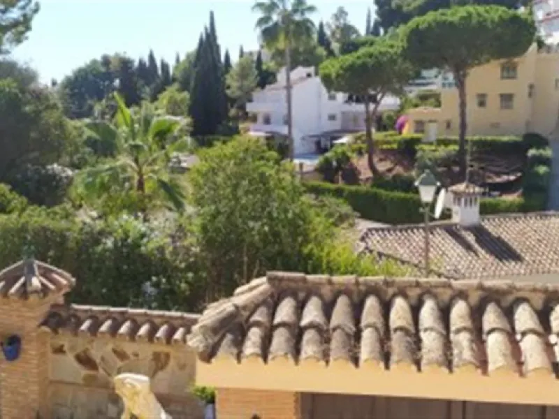 A large villa  in a quiet cul de sac in the Urbanisation of Campo Mijas with a large walled and gated garden with ample parking space for 3 or 4 cars . The property is entered via a gated entrance way to the large parking area with easy access to  the hou