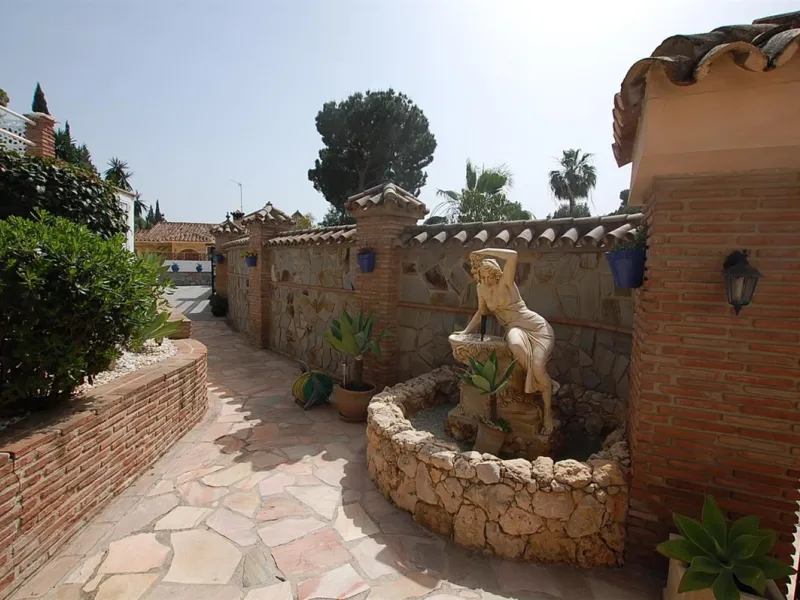 A large villa  in a quiet cul de sac in the Urbanisation of Campo Mijas with a large walled and gated garden with ample parking space for 3 or 4 cars . The property is entered via a gated entrance way to the large parking area with easy access to  the hou