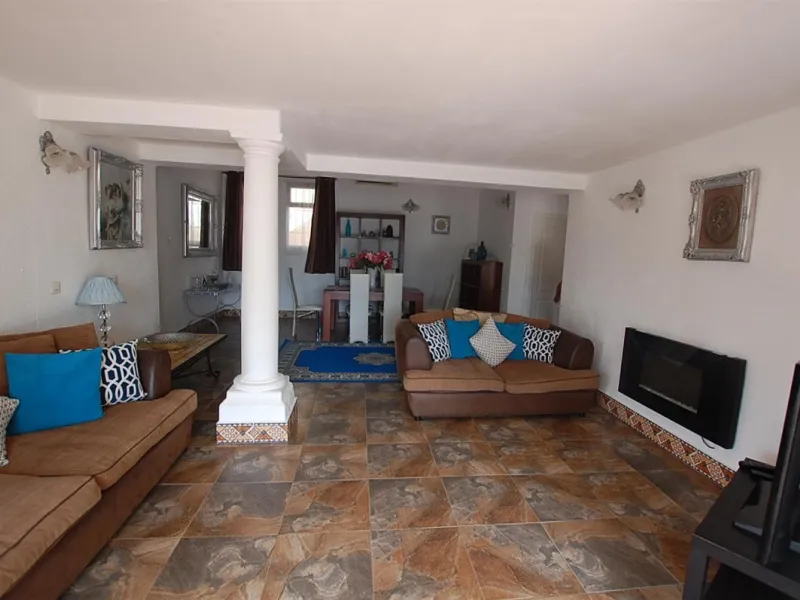 A large villa  in a quiet cul de sac in the Urbanisation of Campo Mijas with a large walled and gated garden with ample parking space for 3 or 4 cars . The property is entered via a gated entrance way to the large parking area with easy access to  the hou