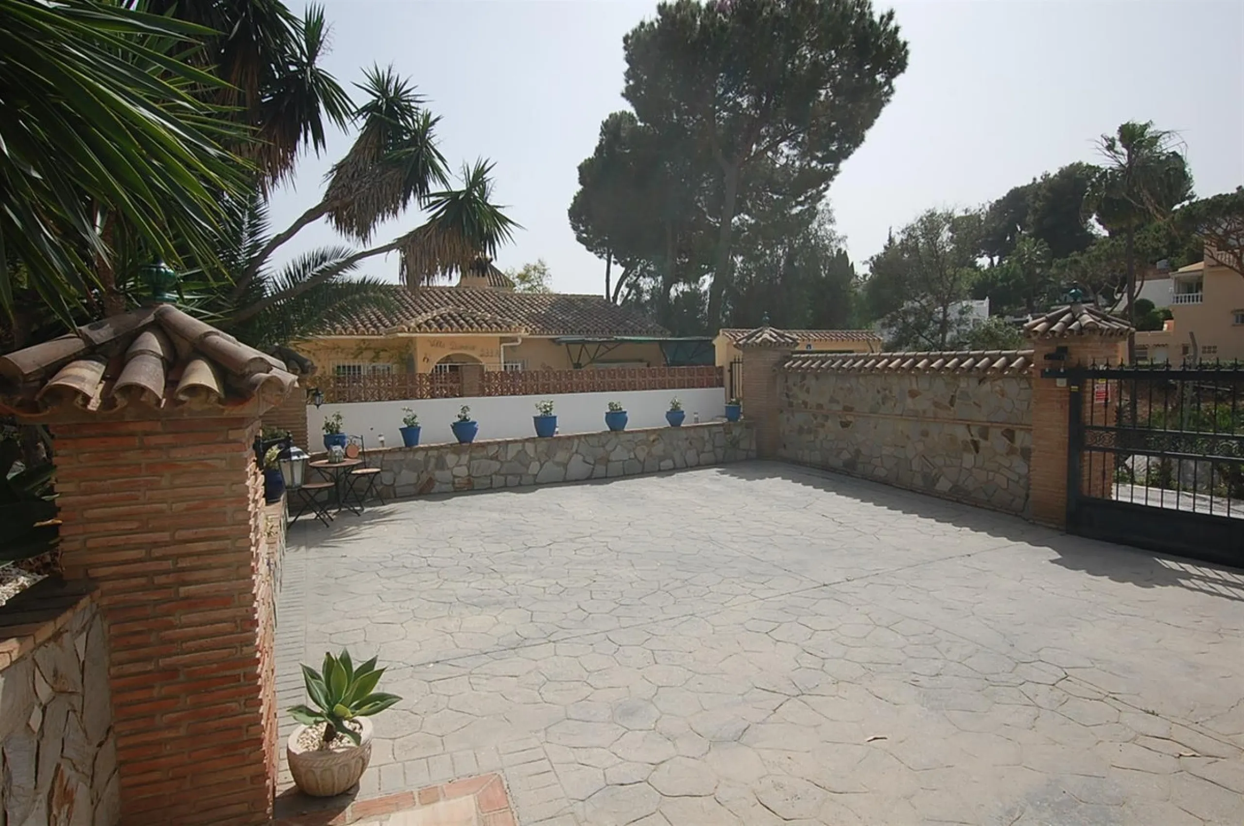 A large villa  in a quiet cul de sac in the Urbanisation of Campo Mijas with a large walled and gated garden with ample parking space for 3 or 4 cars . The property is entered via a gated entrance way to the large parking area with easy access to  the hou