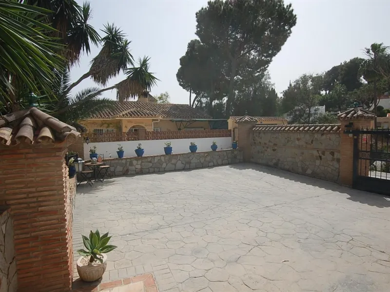 A large villa  in a quiet cul de sac in the Urbanisation of Campo Mijas with a large walled and gated garden with ample parking space for 3 or 4 cars . The property is entered via a gated entrance way to the large parking area with easy access to  the hou