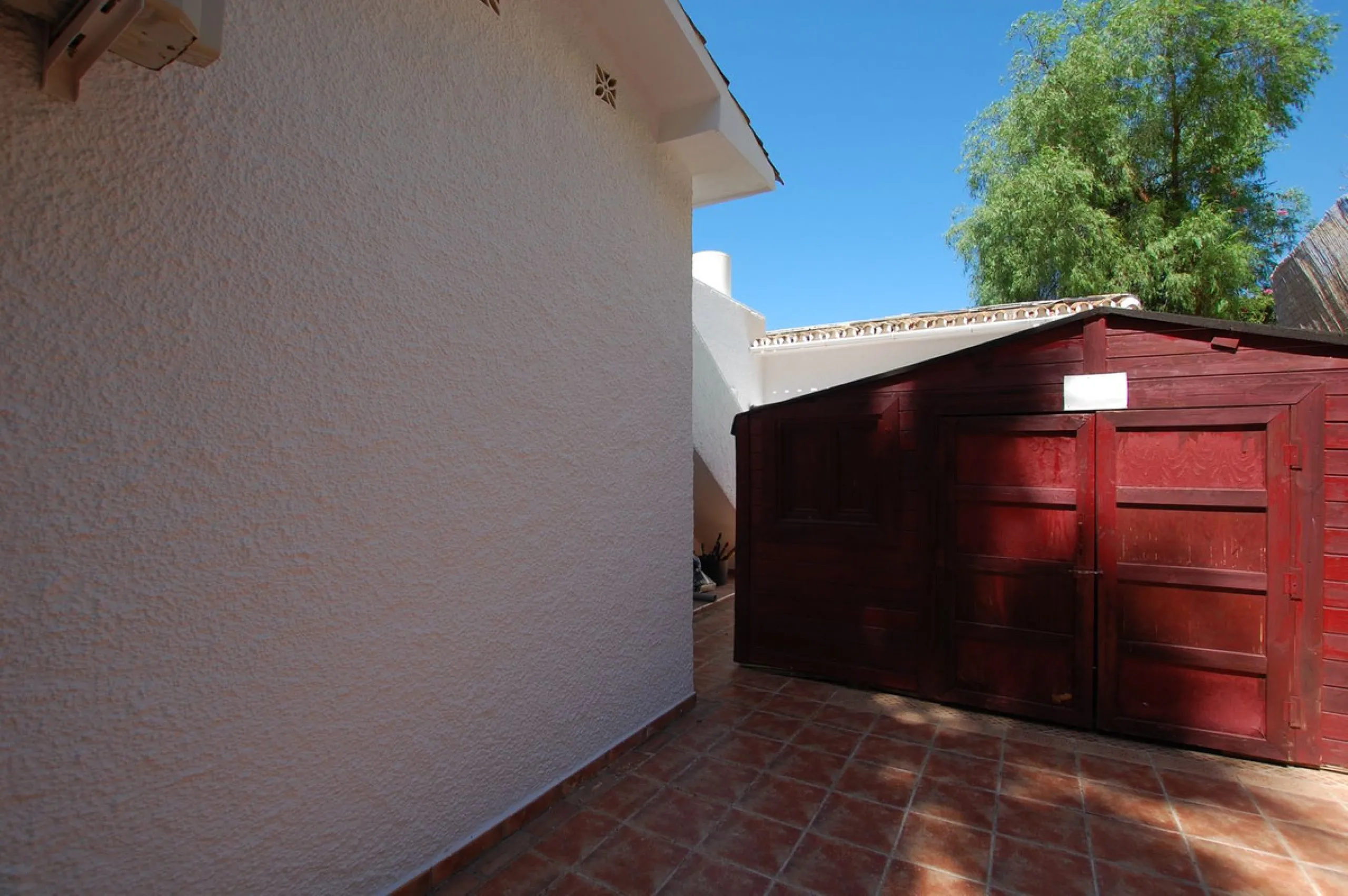 A large villa  in a quiet cul de sac in the Urbanisation of Campo Mijas with a large walled and gated garden with ample parking space for 3 or 4 cars . The property is entered via a gated entrance way to the large parking area with easy access to  the hou