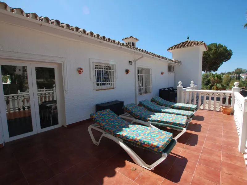 A large villa  in a quiet cul de sac in the Urbanisation of Campo Mijas with a large walled and gated garden with ample parking space for 3 or 4 cars . The property is entered via a gated entrance way to the large parking area with easy access to  the hou