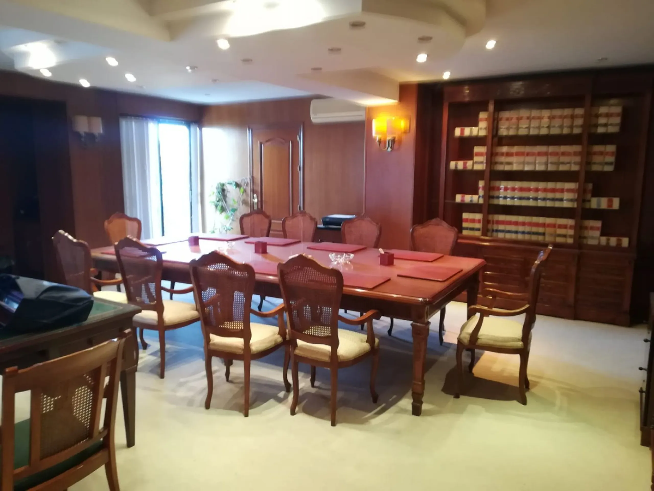 Commercial or office space located on the ground floor of the building, on the Marbella seafront promenade in the heart of the city.