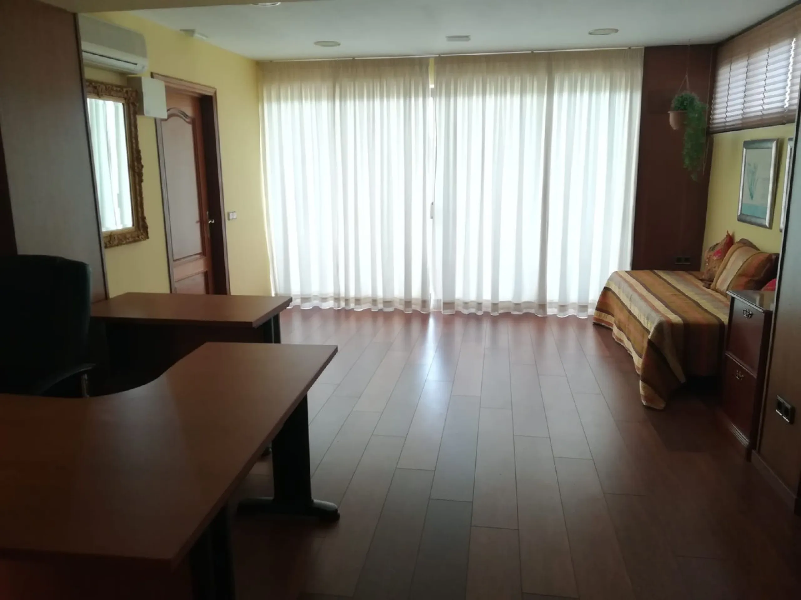 Commercial or office space located on the ground floor of the building, on the Marbella seafront promenade in the heart of the city.