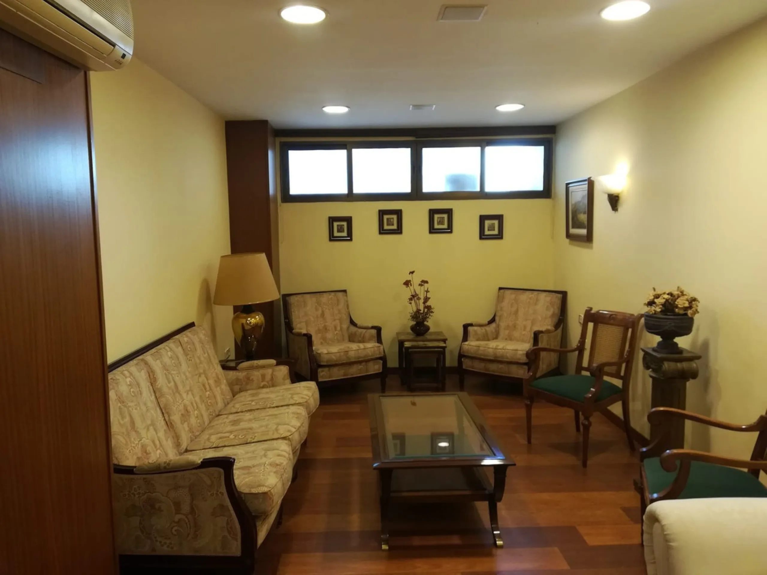 Commercial or office space located on the ground floor of the building, on the Marbella seafront promenade in the heart of the city.