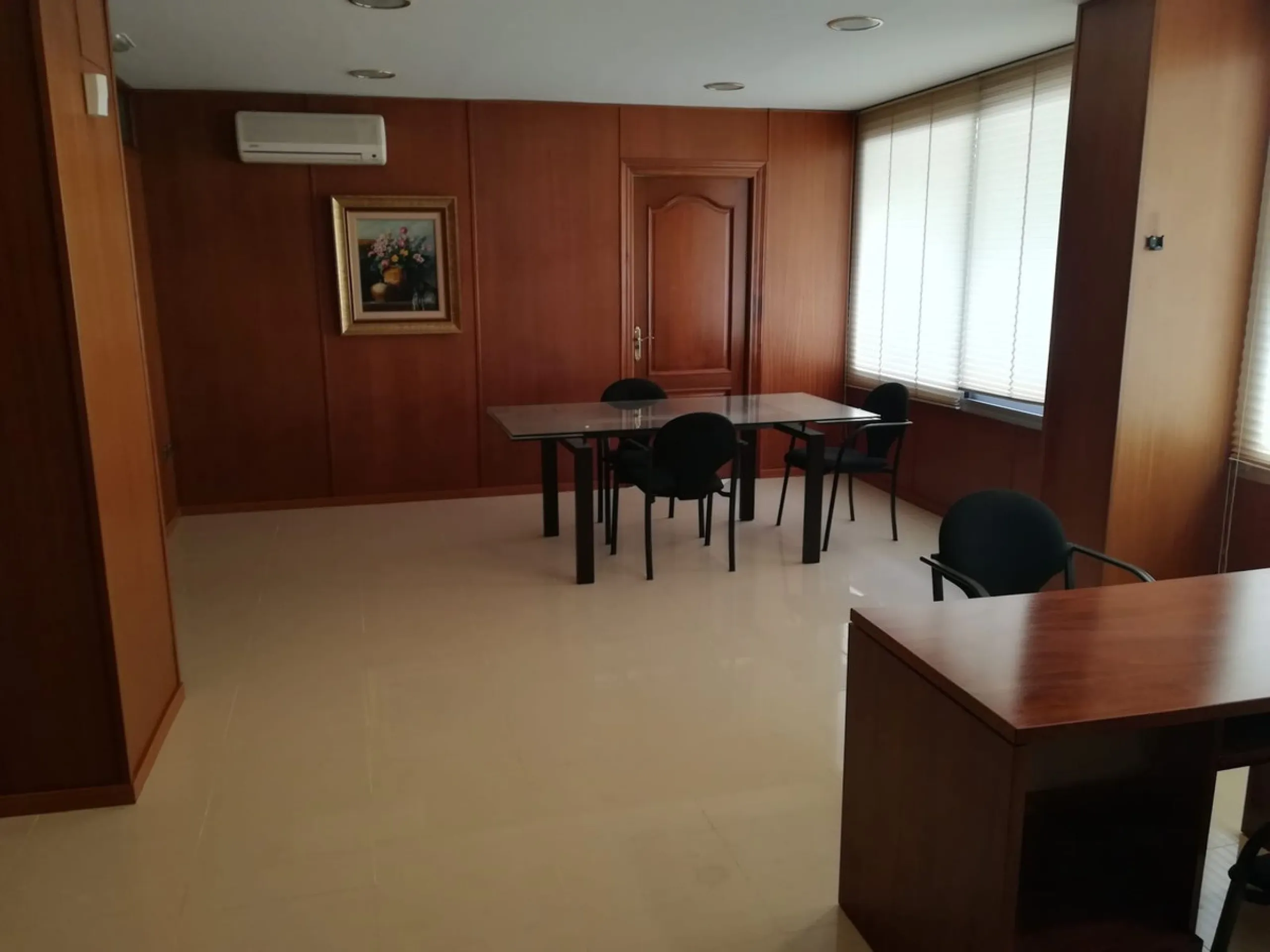 Commercial or office space located on the ground floor of the building, on the Marbella seafront promenade in the heart of the city.