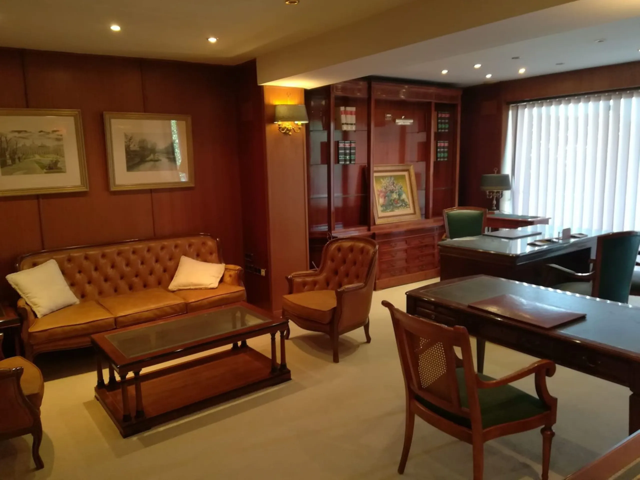 Commercial or office space located on the ground floor of the building, on the Marbella seafront promenade in the heart of the city.