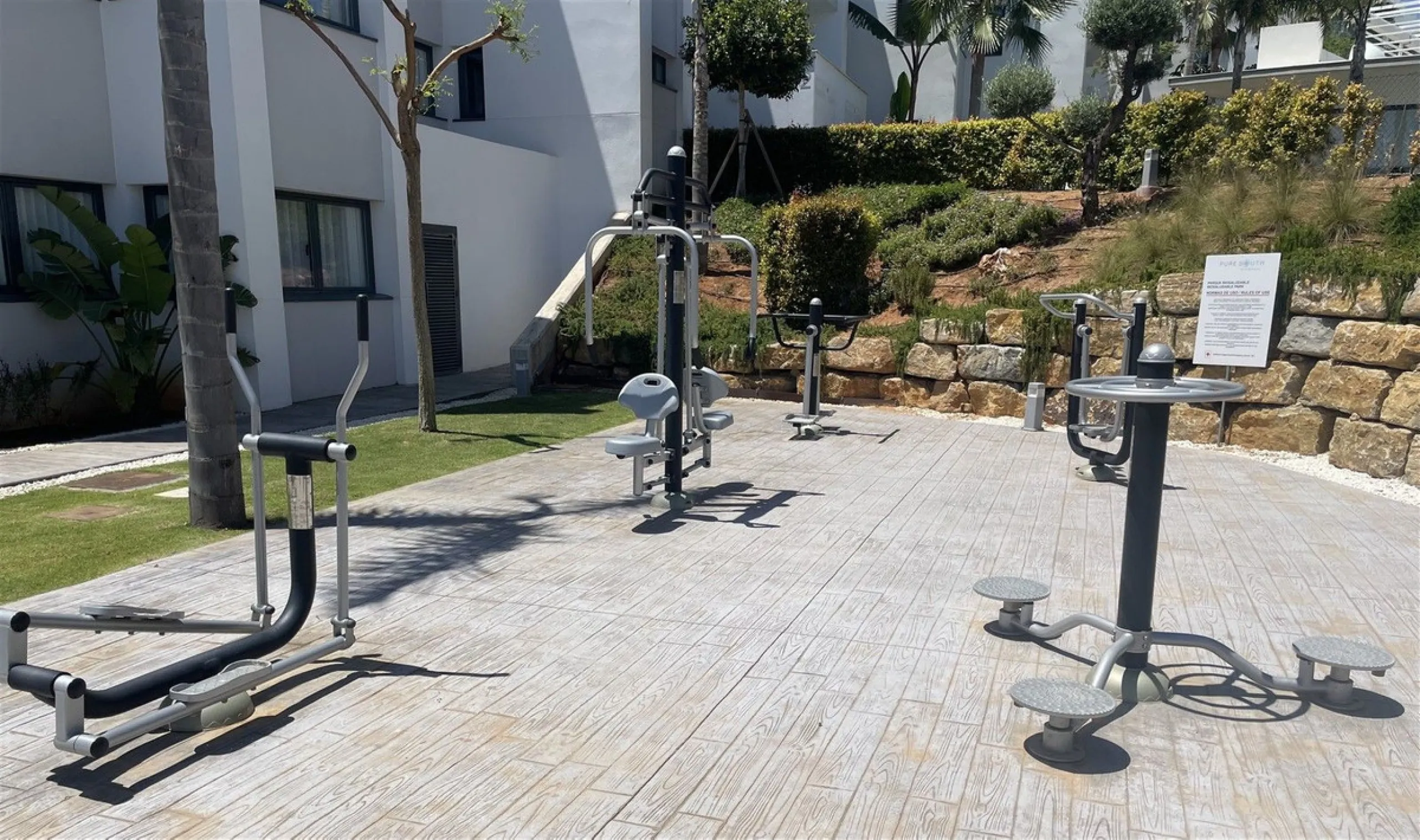 Beautiful 2 Bedroom elevated ground floor apartment with spacious terrace and sea views.