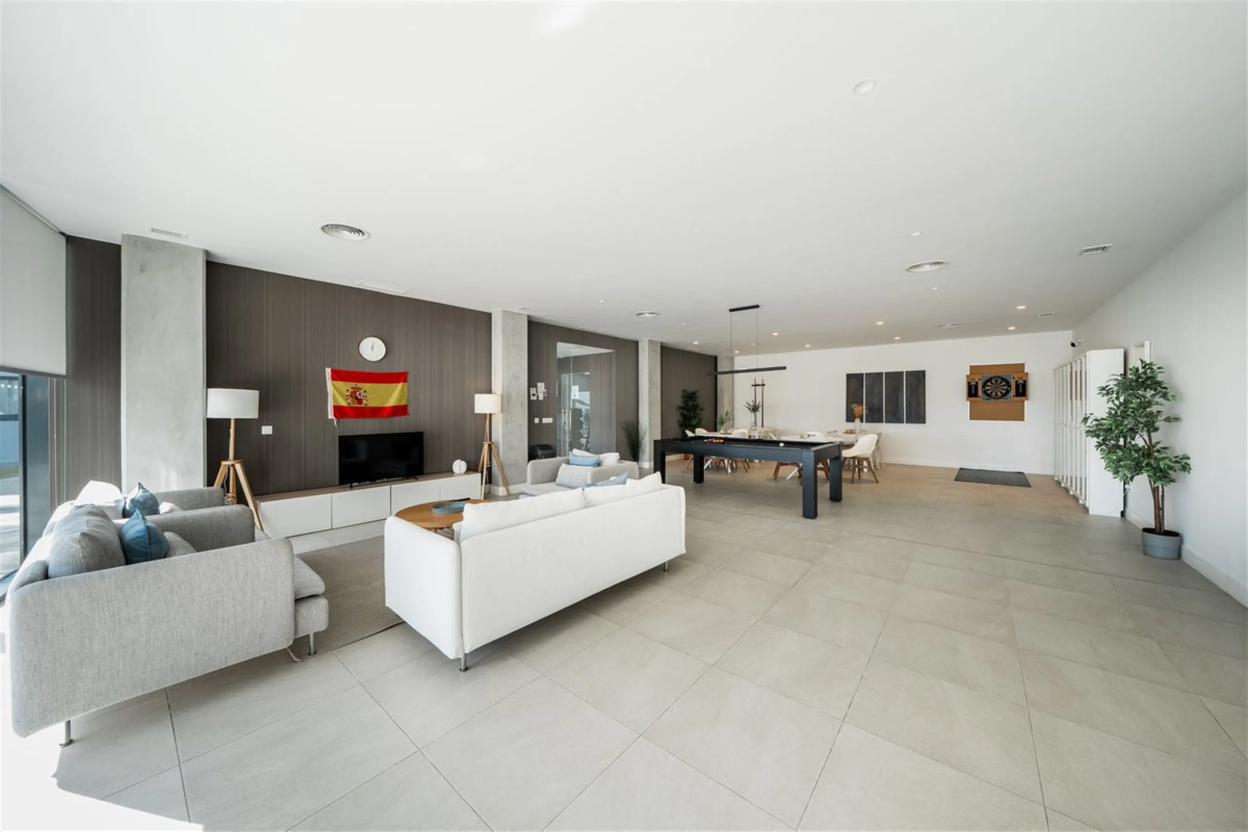 Beautiful 2 Bedroom elevated ground floor apartment with spacious terrace and sea views.