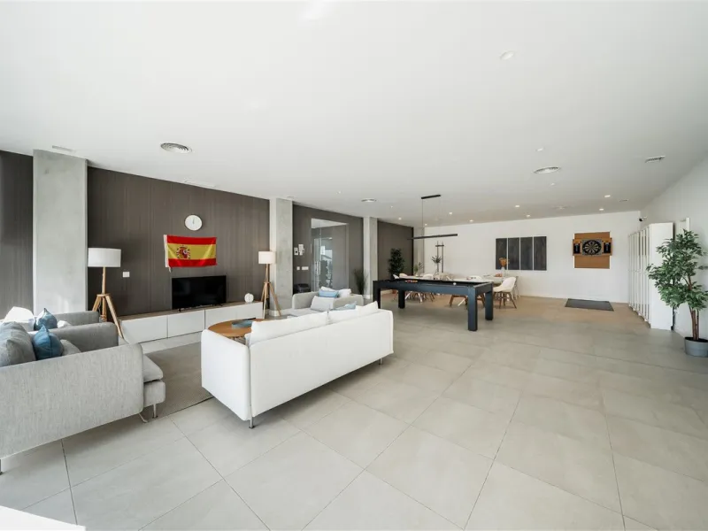 Beautiful 2 Bedroom elevated ground floor apartment with spacious terrace and sea views.
