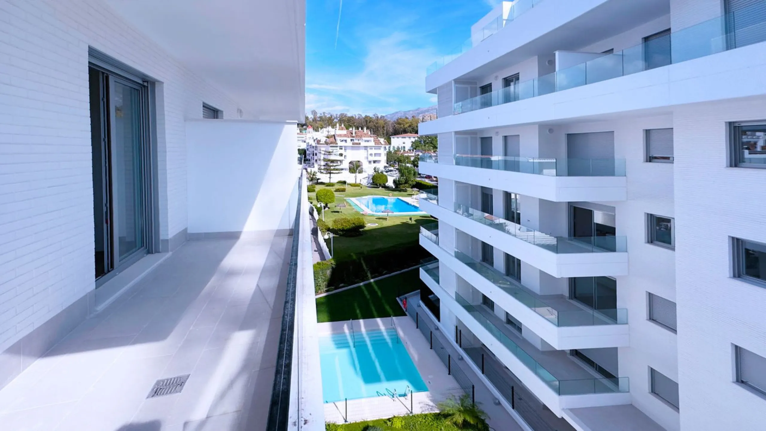 Apartment - Middle Floor Apartment в продаже в Marbella, Málaga. В доме 2 спален и 2 ванных комнат. Площадь дома 90 м²