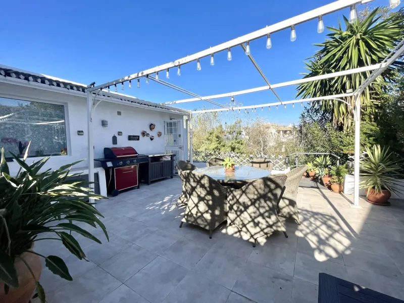 House - Detached Villa в продаже в Mijas, Málaga. В доме 3 спален и 2 ванных комнат. Площадь дома 159 м². Площадь участка 921 м²