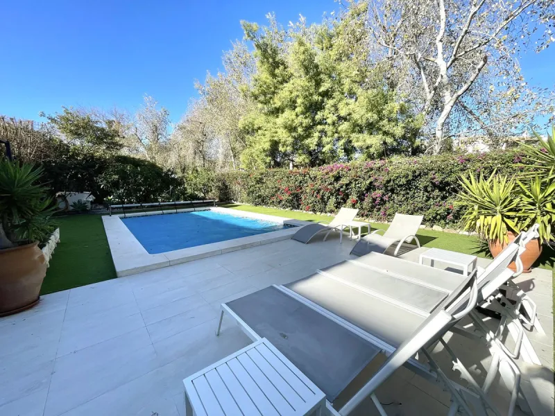 House - Detached Villa в продаже в Mijas, Málaga. В доме 3 спален и 2 ванных комнат. Площадь дома 159 м². Площадь участка 921 м²