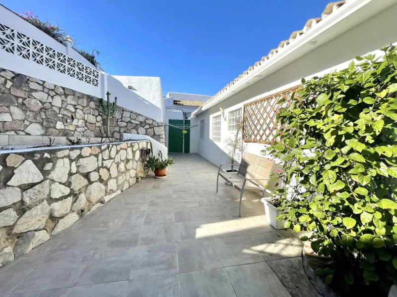 House - Detached Villa в продаже в Mijas, Málaga. В доме 3 спален и 2 ванных комнат. Площадь дома 159 м². Площадь участка 921 м²