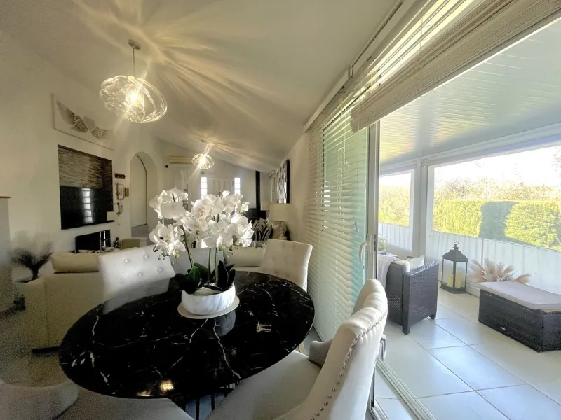 House - Detached Villa в продаже в Mijas, Málaga. В доме 3 спален и 2 ванных комнат. Площадь дома 159 м². Площадь участка 921 м²