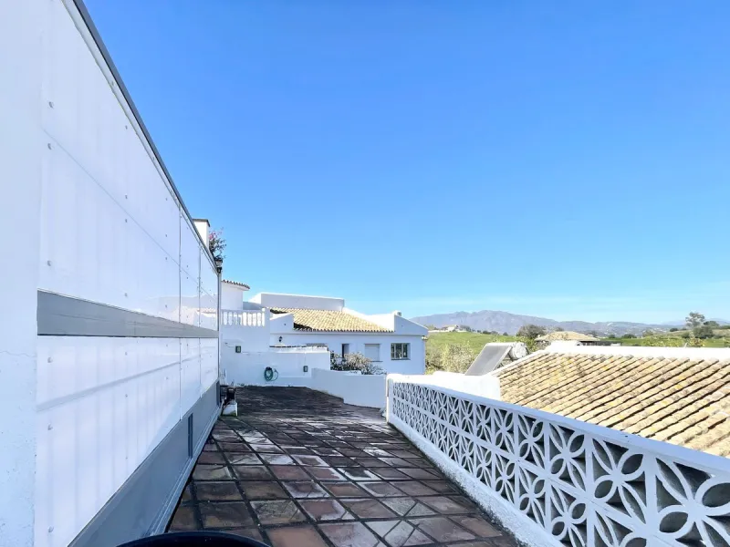 House - Detached Villa в продаже в Mijas, Málaga. В доме 3 спален и 2 ванных комнат. Площадь дома 159 м². Площадь участка 921 м²