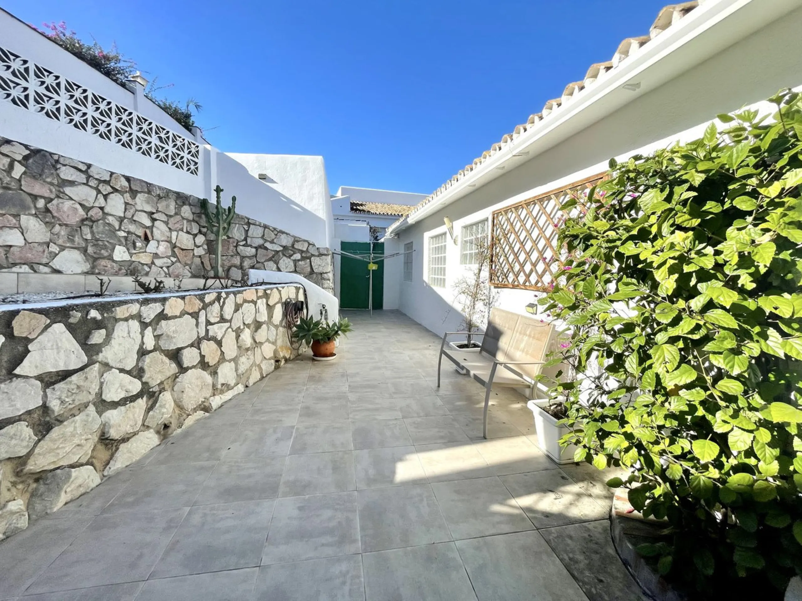 House - Detached Villa в продаже в Mijas, Málaga. В доме 3 спален и 2 ванных комнат. Площадь дома 159 м². Площадь участка 921 м²
