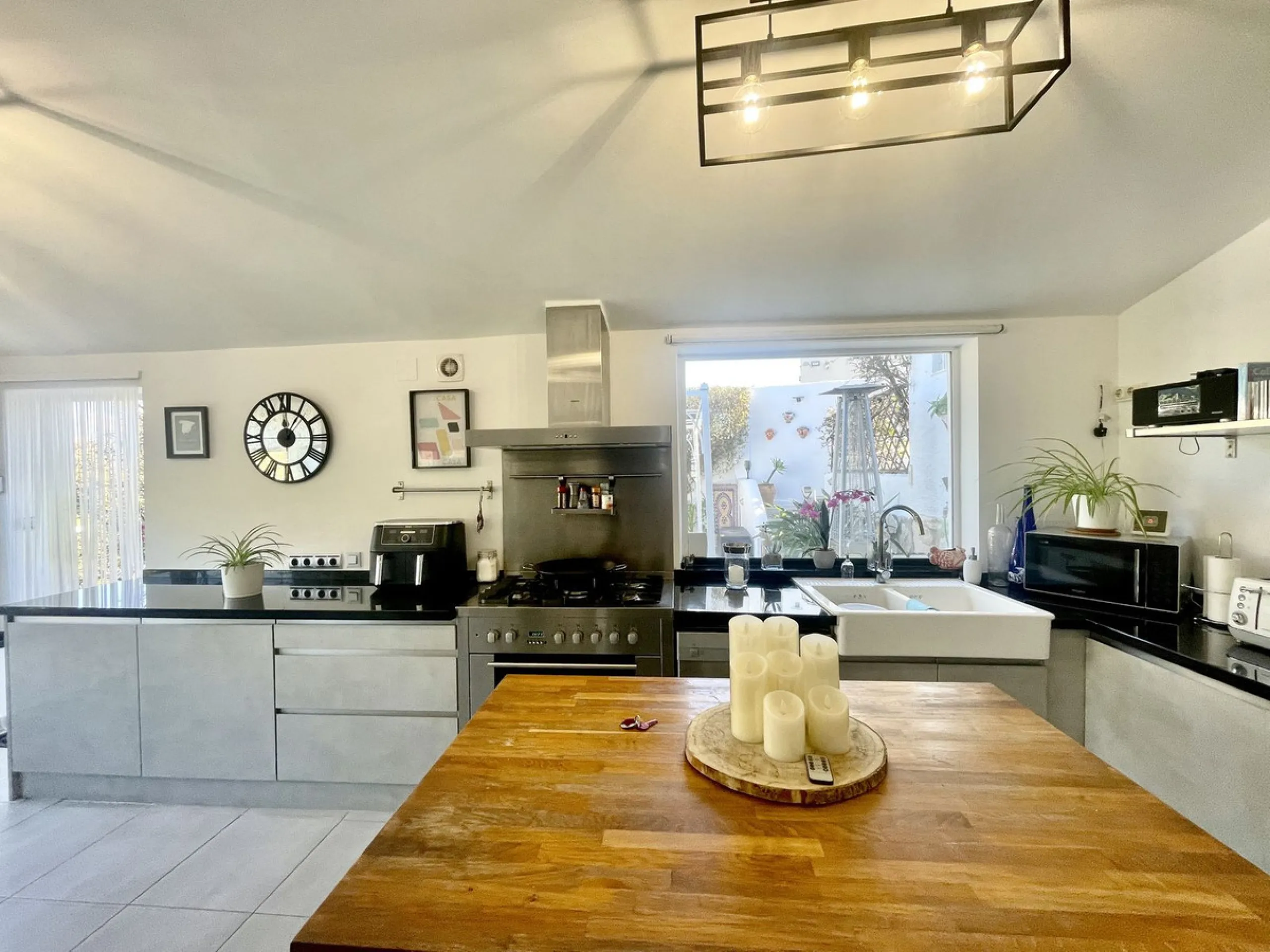 House - Detached Villa в продаже в Mijas, Málaga. В доме 3 спален и 2 ванных комнат. Площадь дома 159 м². Площадь участка 921 м²