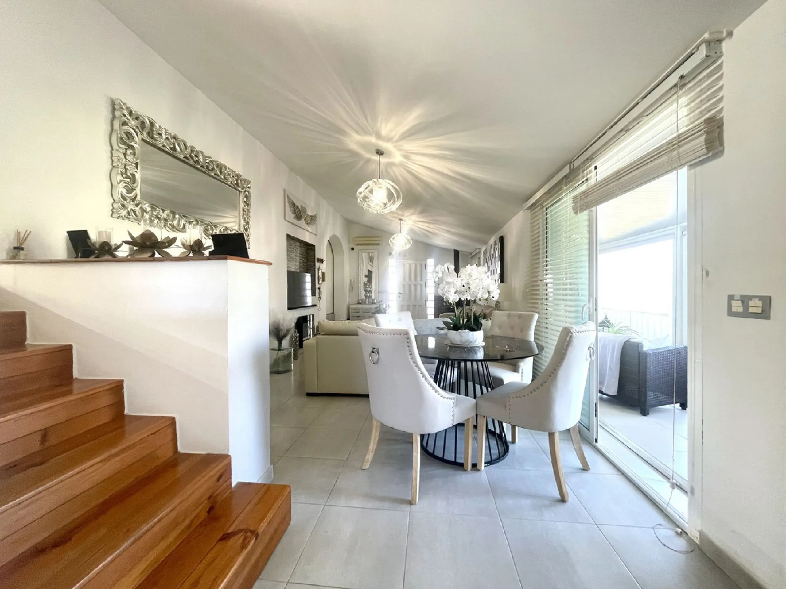 House - Detached Villa в продаже в Mijas, Málaga. В доме 3 спален и 2 ванных комнат. Площадь дома 159 м². Площадь участка 921 м²