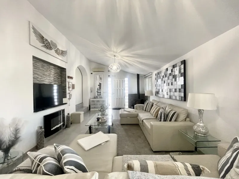 House - Detached Villa в продаже в Mijas, Málaga. В доме 3 спален и 2 ванных комнат. Площадь дома 159 м². Площадь участка 921 м²