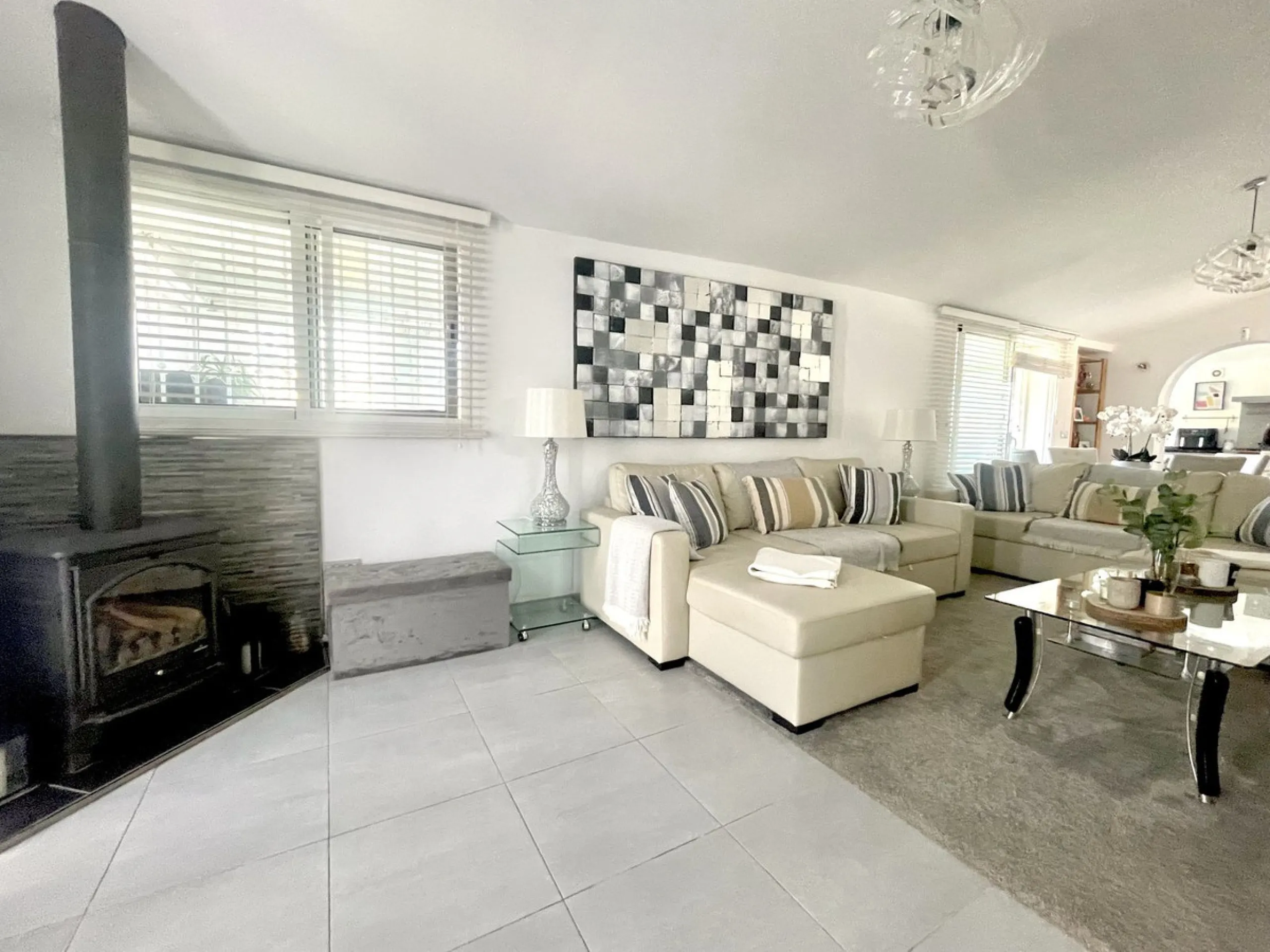 House - Detached Villa в продаже в Mijas, Málaga. В доме 3 спален и 2 ванных комнат. Площадь дома 159 м². Площадь участка 921 м²
