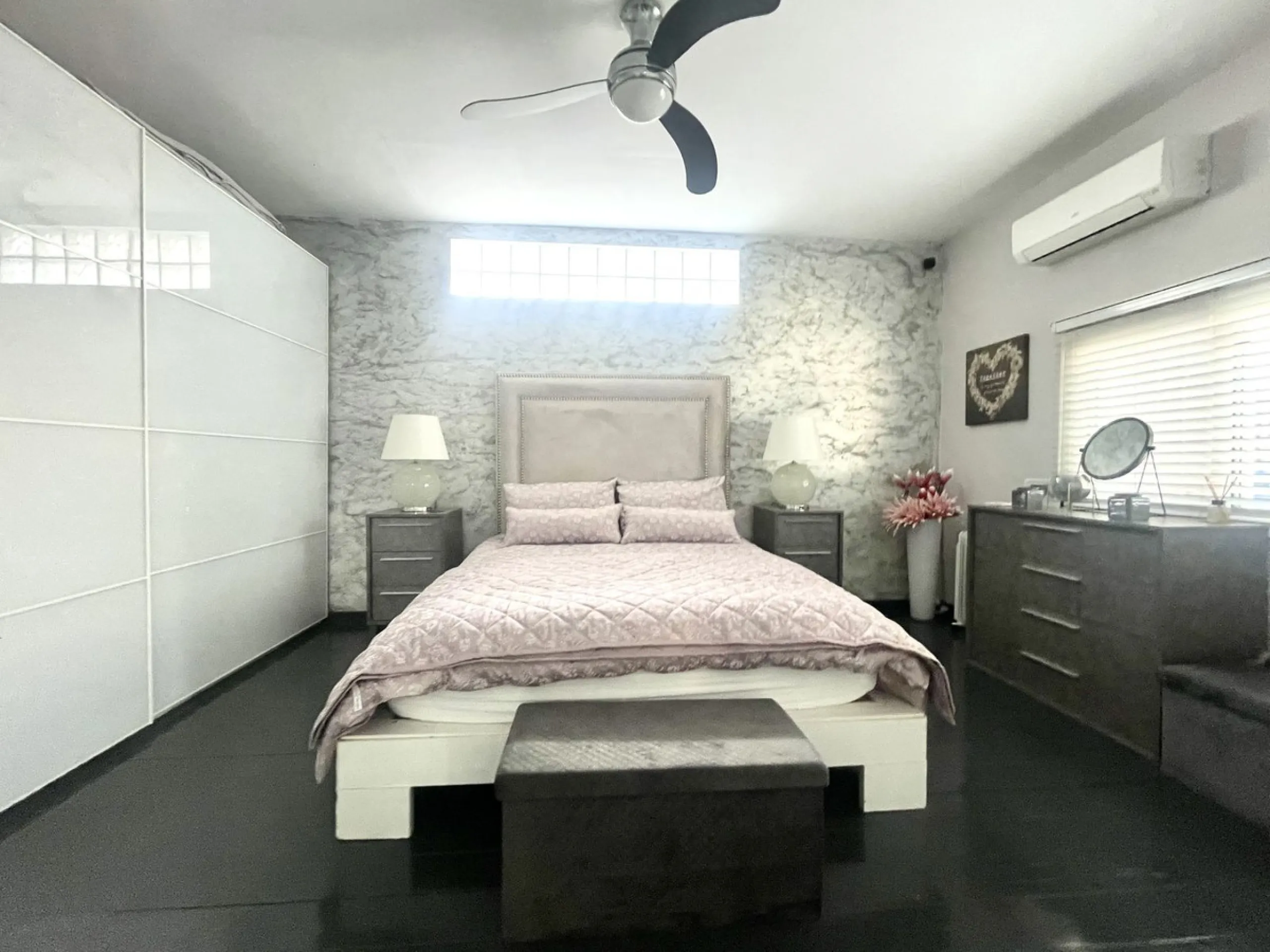House - Detached Villa в продаже в Mijas, Málaga. В доме 3 спален и 2 ванных комнат. Площадь дома 159 м². Площадь участка 921 м²