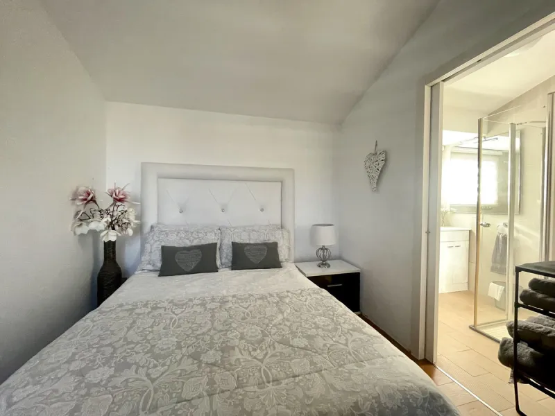 House - Detached Villa в продаже в Mijas, Málaga. В доме 3 спален и 2 ванных комнат. Площадь дома 159 м². Площадь участка 921 м²