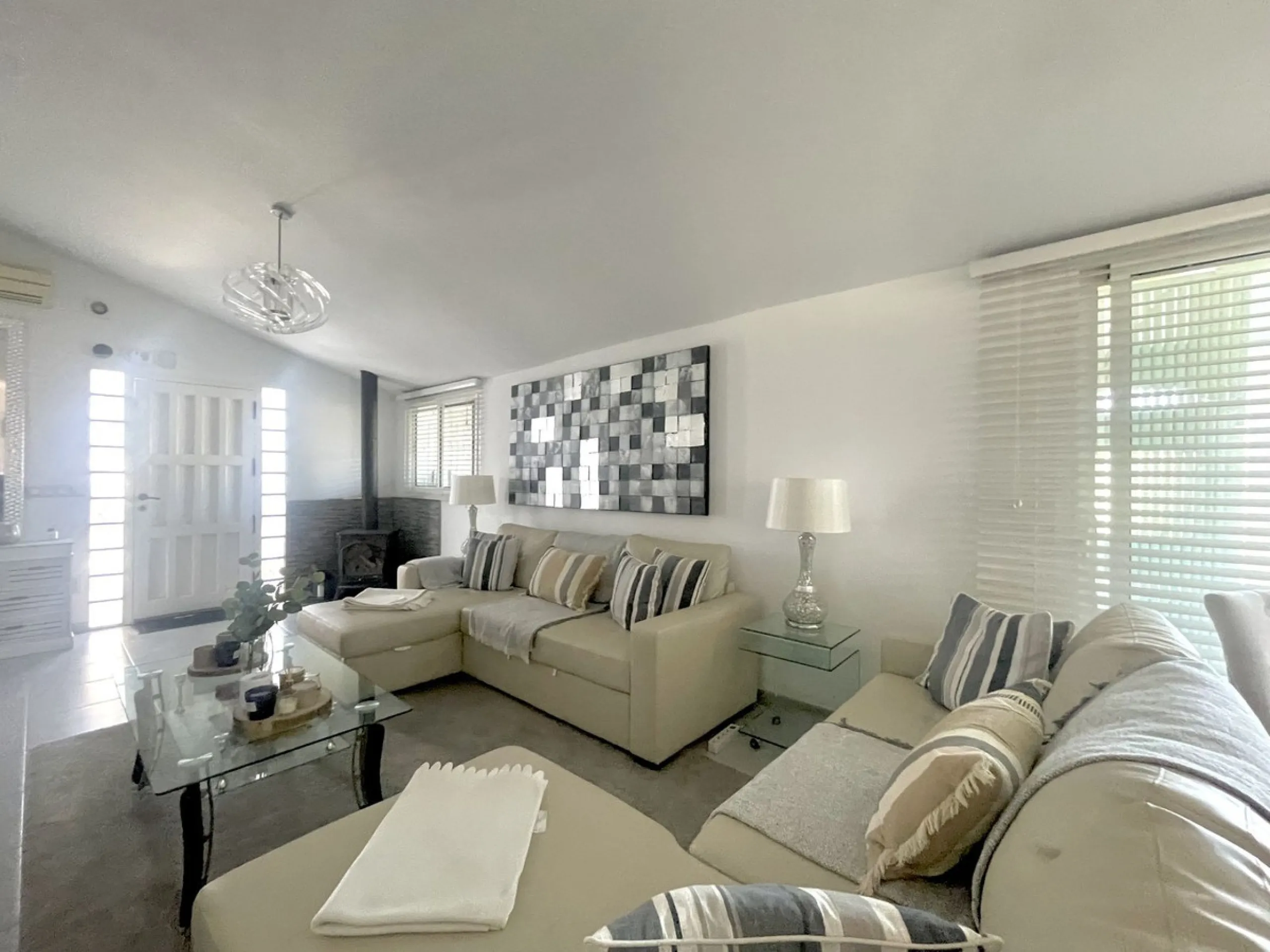 House - Detached Villa в продаже в Mijas, Málaga. В доме 3 спален и 2 ванных комнат. Площадь дома 159 м². Площадь участка 921 м²