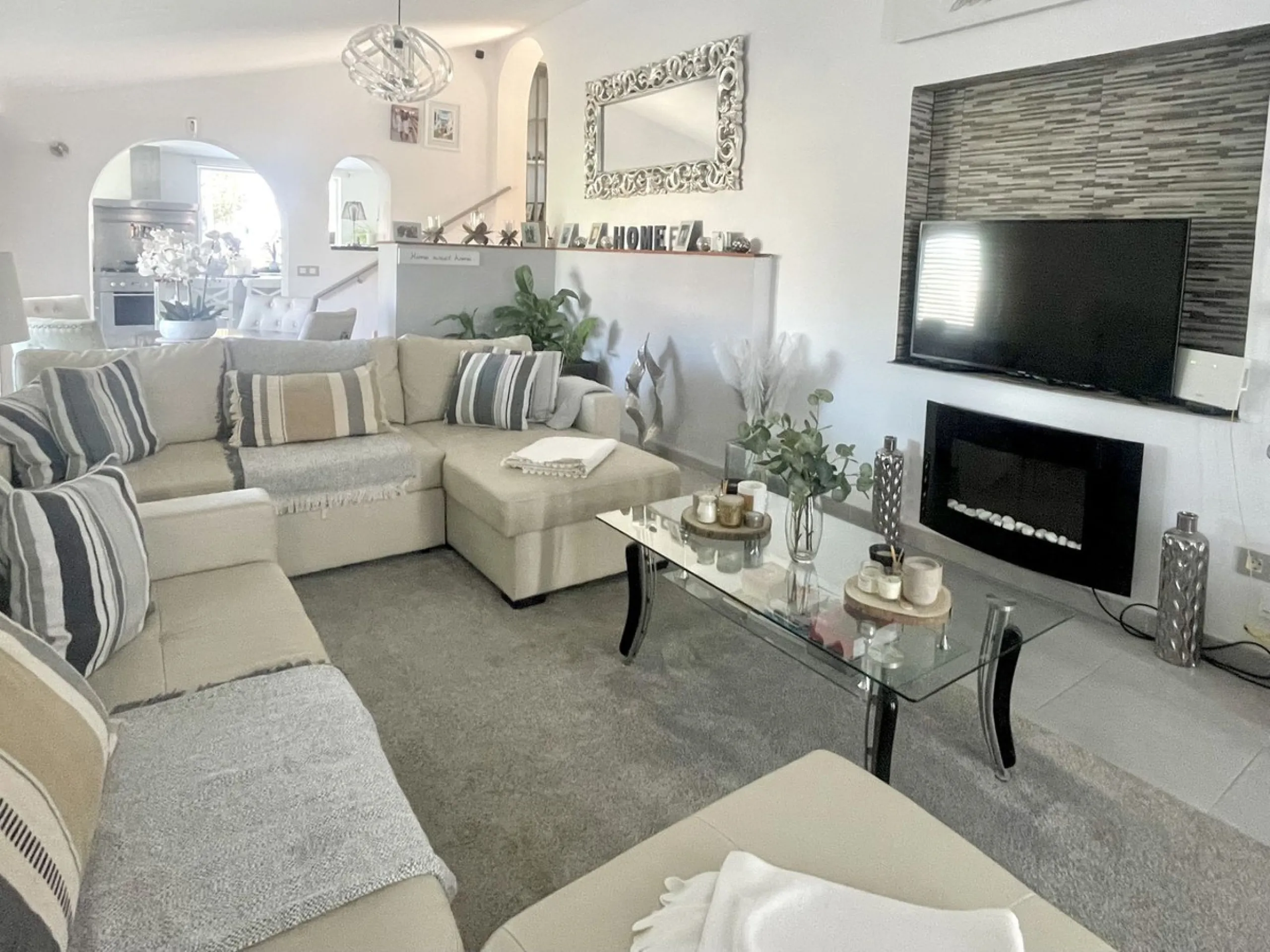 House - Detached Villa в продаже в Mijas, Málaga. В доме 3 спален и 2 ванных комнат. Площадь дома 159 м². Площадь участка 921 м²