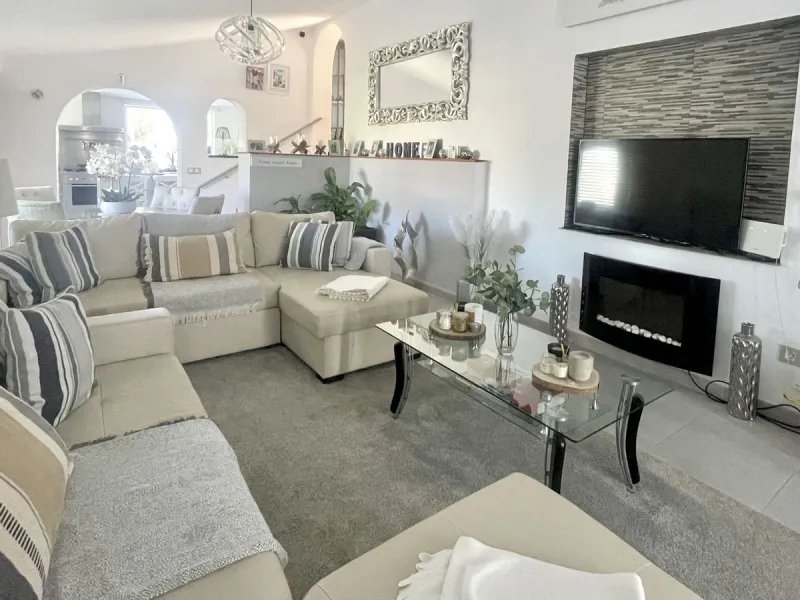 House - Detached Villa в продаже в Mijas, Málaga. В доме 3 спален и 2 ванных комнат. Площадь дома 159 м². Площадь участка 921 м²