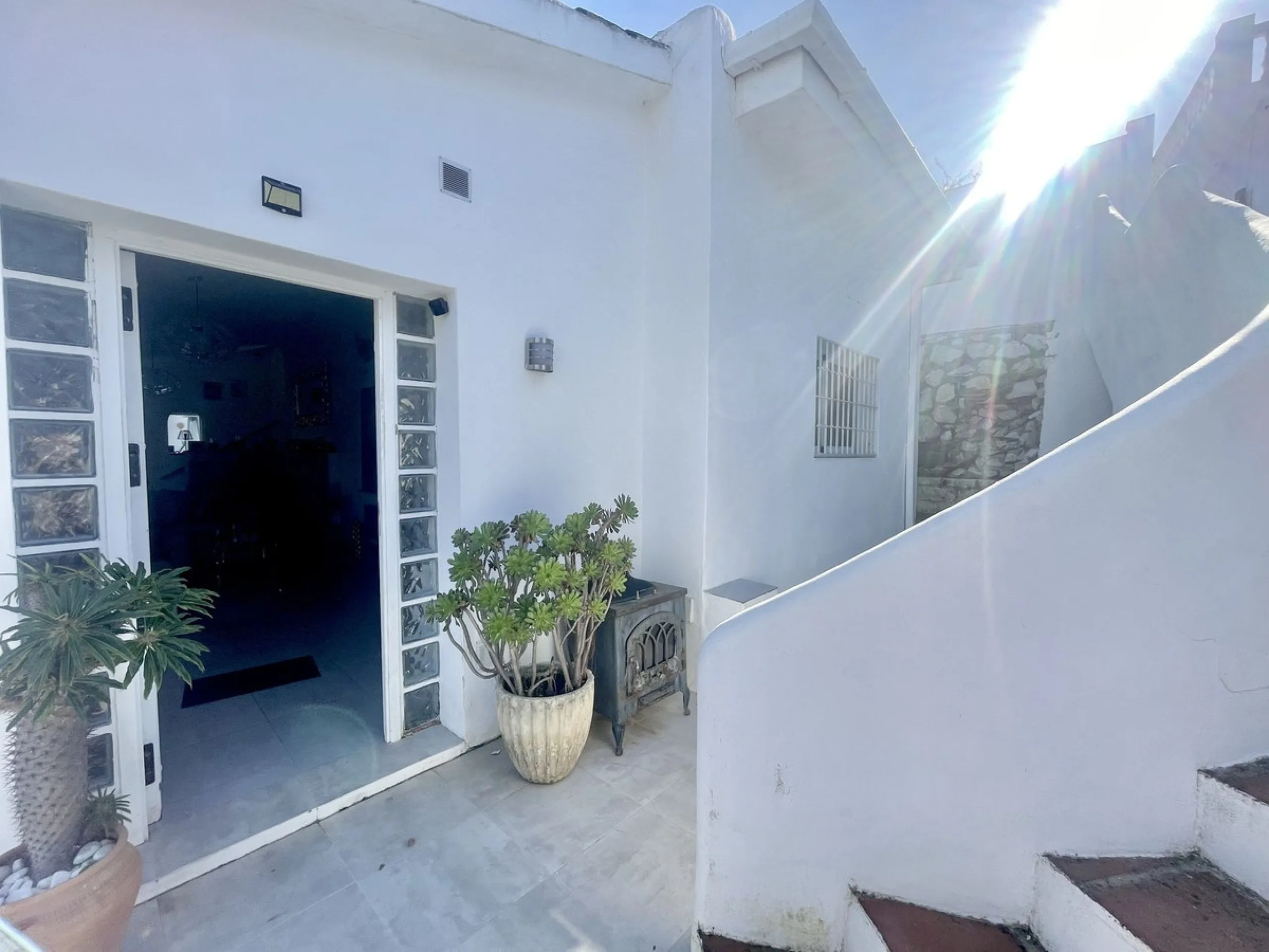 House - Detached Villa в продаже в Mijas, Málaga. В доме 3 спален и 2 ванных комнат. Площадь дома 159 м². Площадь участка 921 м²