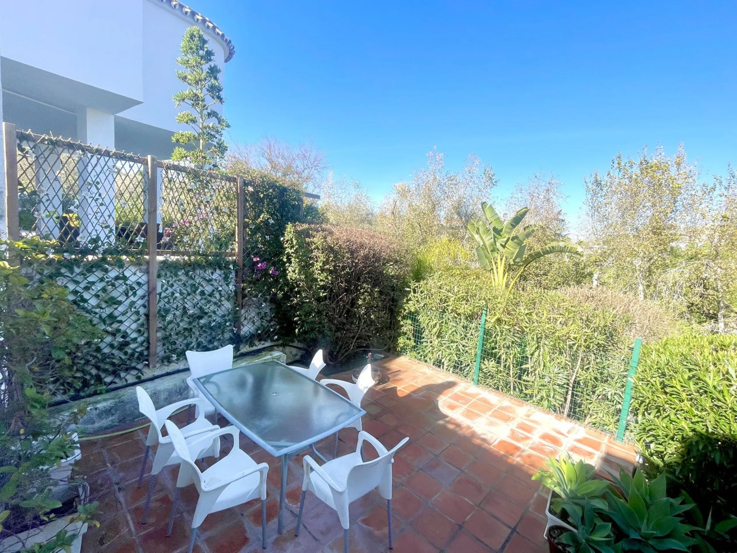 House - Detached Villa в продаже в Mijas, Málaga. В доме 3 спален и 2 ванных комнат. Площадь дома 159 м². Площадь участка 921 м²