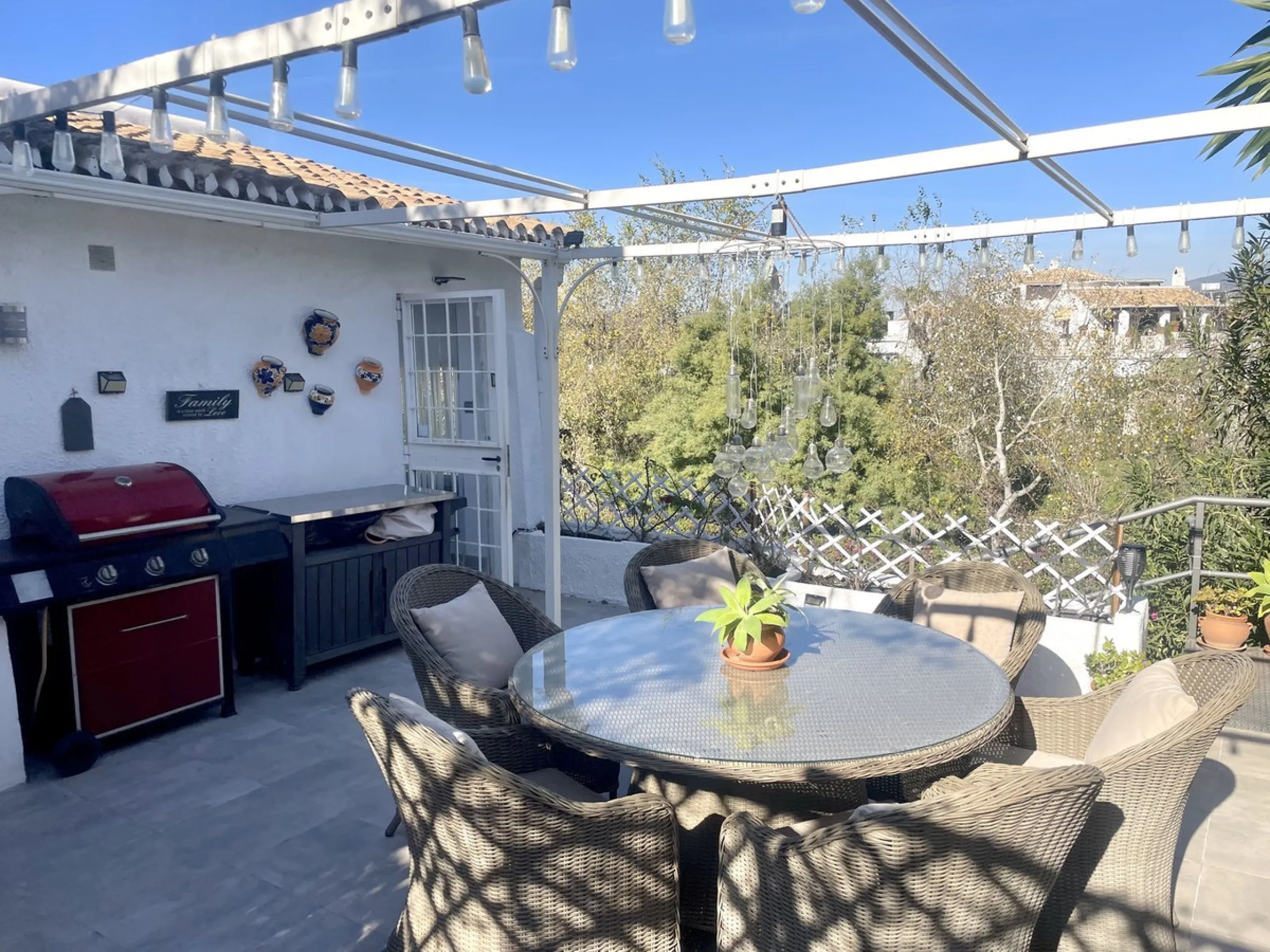 House - Detached Villa в продаже в Mijas, Málaga. В доме 3 спален и 2 ванных комнат. Площадь дома 159 м². Площадь участка 921 м²