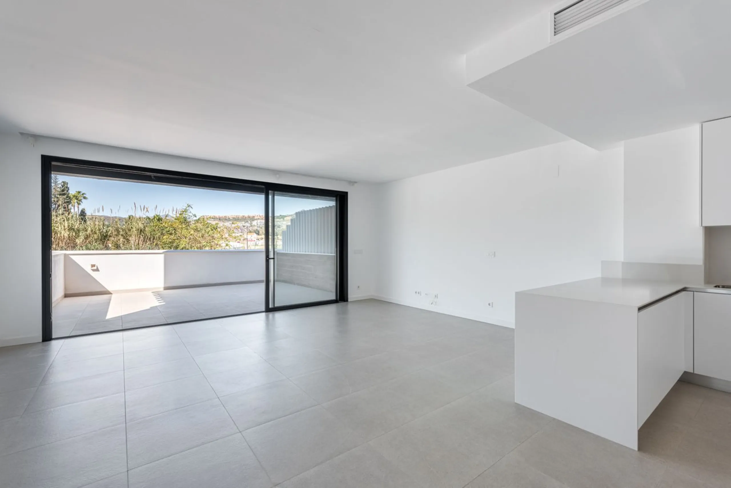 This beautifully designed two-level house in the highly sought-after Atalaya area offers an exceptional blend of modern comfort, natural light, and prime Costa del Sol living. West-facing and thoughtfully positioned, the property enjoys abundant afternoon
