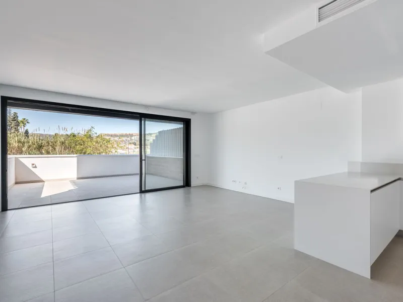 This beautifully designed two-level house in the highly sought-after Atalaya area offers an exceptional blend of modern comfort, natural light, and prime Costa del Sol living. West-facing and thoughtfully positioned, the property enjoys abundant afternoon