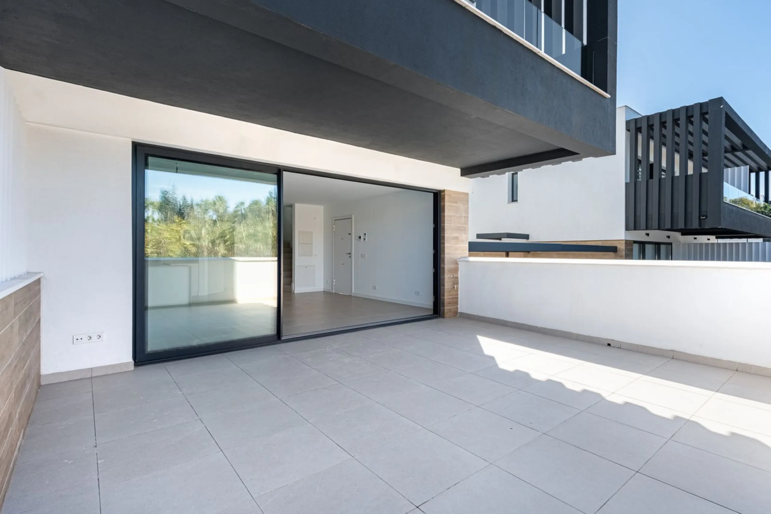 This beautifully designed two-level house in the highly sought-after Atalaya area offers an exceptional blend of modern comfort, natural light, and prime Costa del Sol living. West-facing and thoughtfully positioned, the property enjoys abundant afternoon