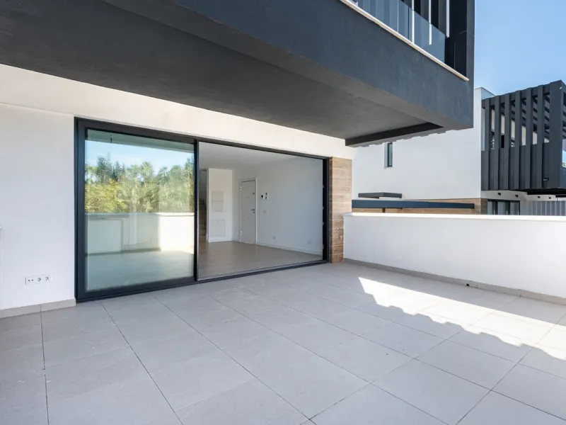 This beautifully designed two-level house in the highly sought-after Atalaya area offers an exceptional blend of modern comfort, natural light, and prime Costa del Sol living. West-facing and thoughtfully positioned, the property enjoys abundant afternoon